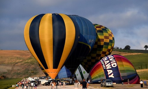 DESDE EL CIELO. Festival de color y pasión. Decenas de globos aerostáticos compiten en el cielo de l