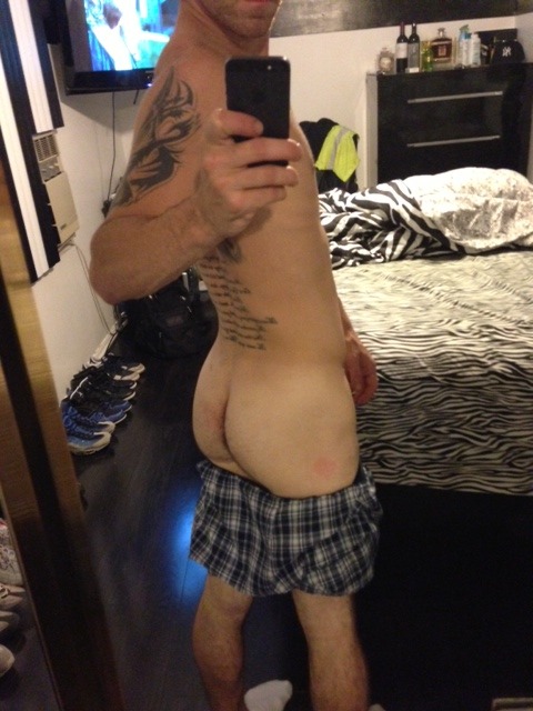 biblogdude:  exposingstr8beef:  23 straight slim hottie. Love when str8s show their ass!   Nice bro!