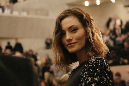 beautorigine:Phoebe Tonkin attends the Chanel Paris‑Hamburg 2017/18 Métiers d’art colle