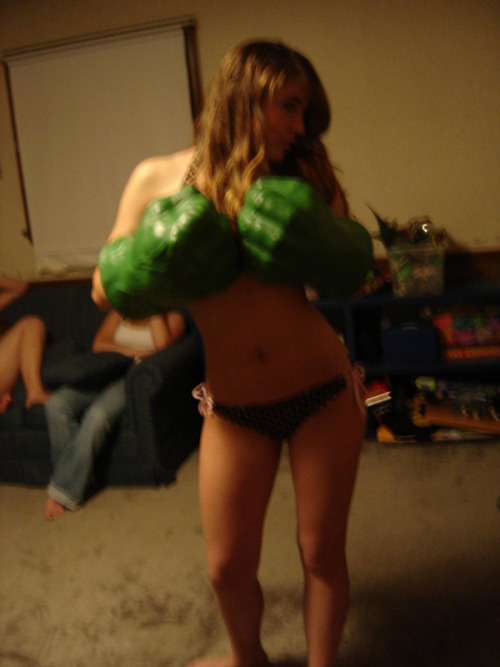geekedout18:  geek-sexy:  Hot Girls With Hulk Hands  Lol!!! 