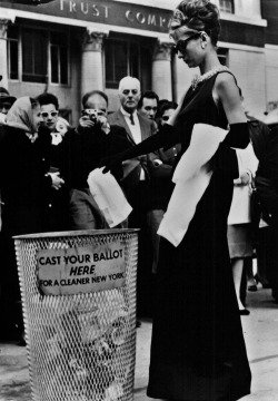 cinemarhplus:  Audrey Hepburn on the set of ‘Breakfast at Tiffany’s’