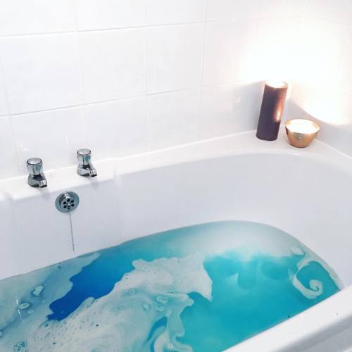 I wish this was how I was starting my day @lush #lushbathbomb #blue #fblogger #relaxtime