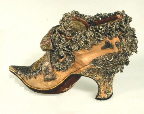 beau–brummell:Men’s dancing shoes from the late 17th century. Supposedly, these particular sho