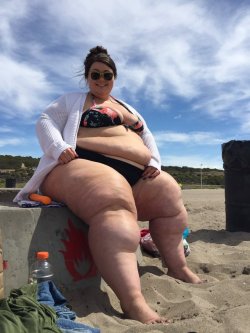 fattty-gainer: Whale on the beach (unknow) 