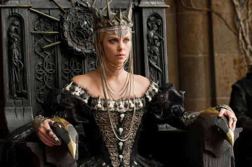 maire-annatari:Charlize Theron in Snow White and the Huntsman; costume by Colleen Atwood.This world 
