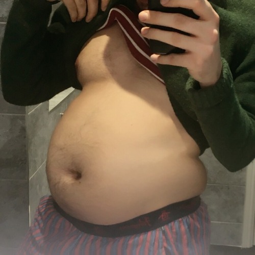 lookabelly:  blogartus:  lookabelly:Maybe it was time for another comparison? This oldie shows a fat gut and love handles bursting over a too-tight waistband. Dramatic thickening since his flat-belly start. This is about as lookabelly got before he went
