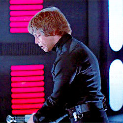 obianidalas:Luke first getting a light saber vs deciding he didn’t need one anymore.