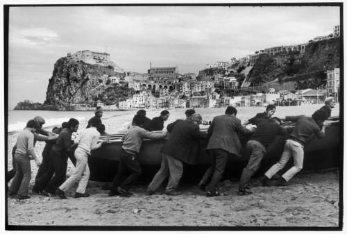  Henri Cartier-Bresson ITALY. Calabria. Scilla. 1971. 