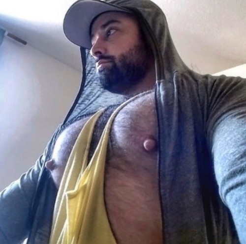 bamabear31:bignipps:Be begging for a taste of those nipples 