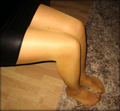 Who likes yellow pantyhose?