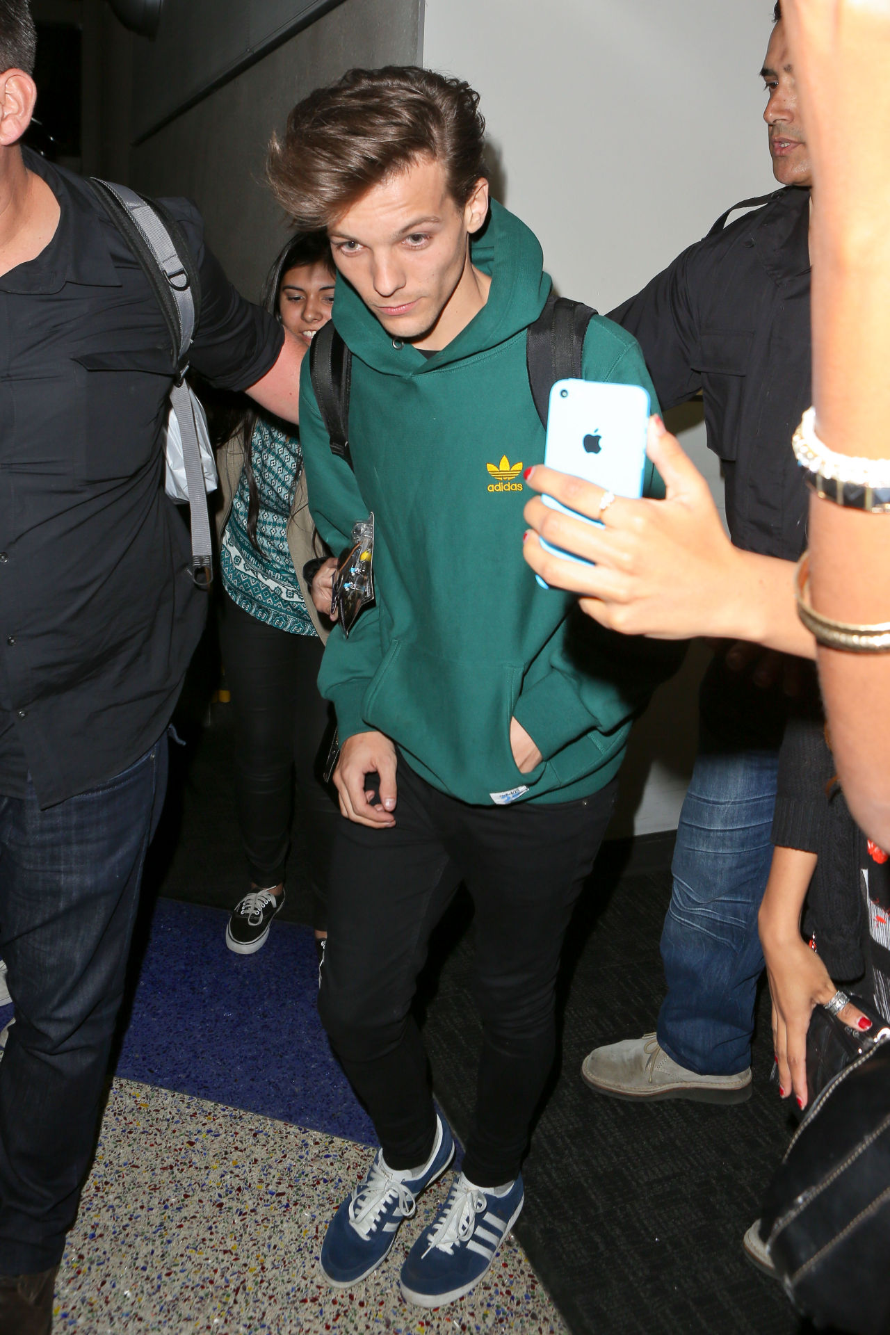 direct-news:  Louis arriving at LAX airport. 23/11/14 