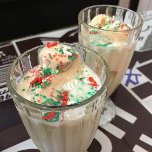 Wish I had whipped cream!  I made Peppermint Baileys drinks for #movienight 