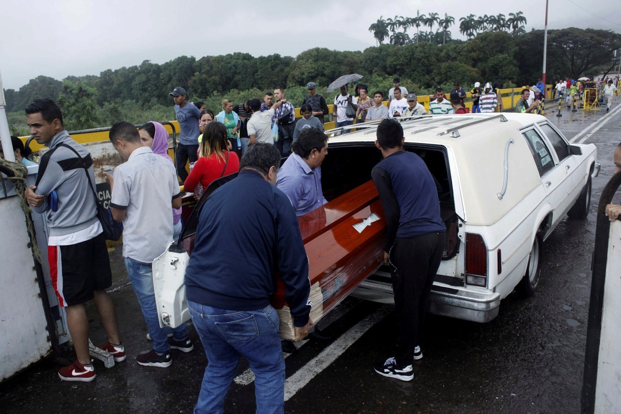 VENEZUELA. Un policía colombiano inspecciona la carne confiscada en un vehículo durante una operación militar en la frontera. Miles de personas para intentar cruzar de Venezuela a Colombia a través del puente internacional Simón Bolívar en Cúcuta. Si...