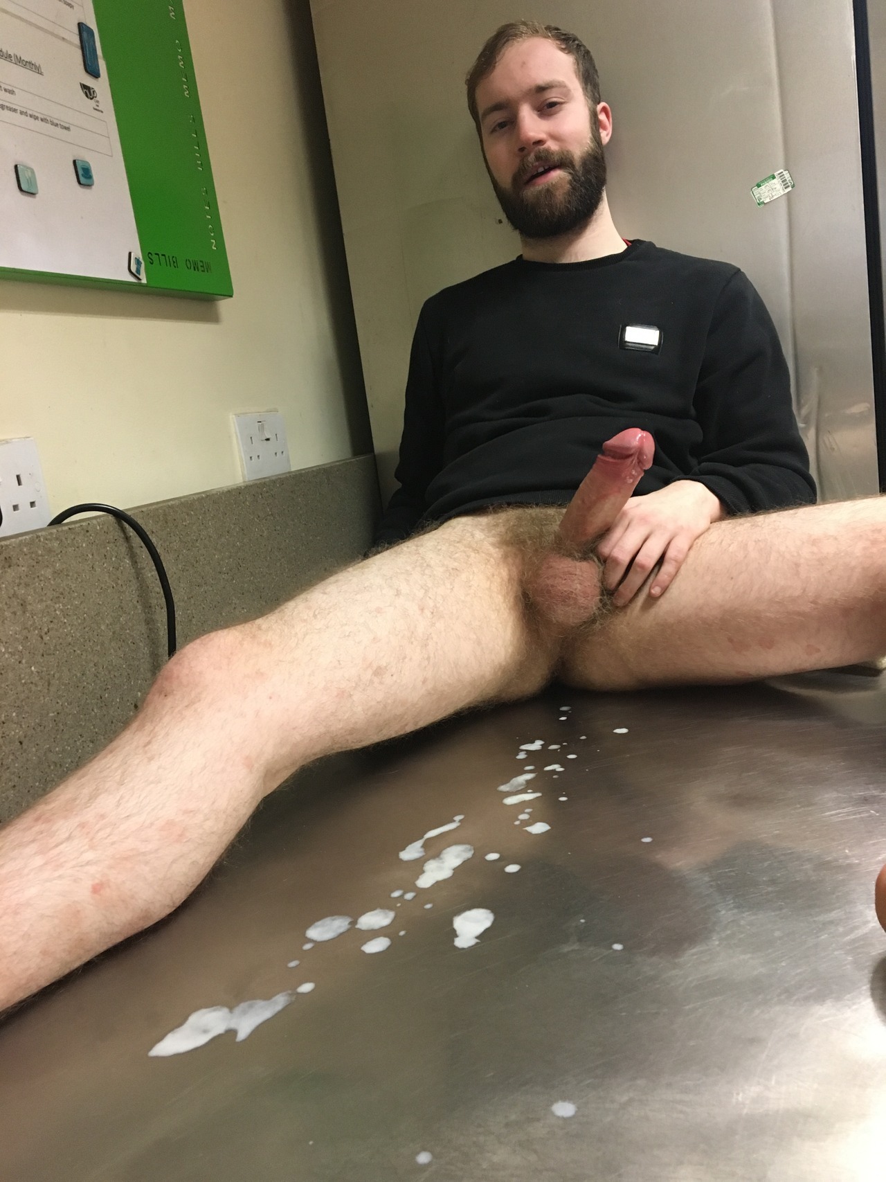 pizzaotter:  Me and my boss got bored waiting for customers!!  Video’s coming soon