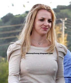 bralessbilliam:  Britney Spears, Alyssa Milano,