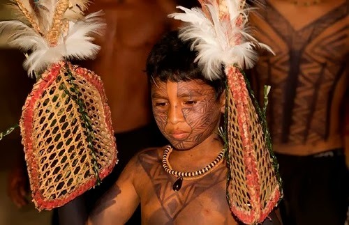 unexplained-events:  Coming of Age Ritual The Satere-Mawe Tribe, an indigenous tribe from the Amazon rain forest (Brazil), has a very unique coming of age ritual. To become a man, a boy has to place his hands inside a gloves filled with a swarm of bullet