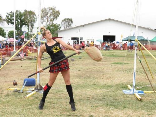 opalescent-potato:thefrozenrose:hieronyma:Scottish women of the Highland Games–kicking ass, wearing 