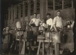 cazadordementes:  Trabajadores de una fábrica de vidrio en la ciudad de México, año de 1910. Foto del Archivo Casasola. Copyright © ® 