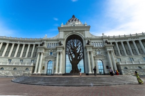 The eclectic architecture of Russia’s Ministry of Agriculture is topped by a 65-foot bronze tree eng