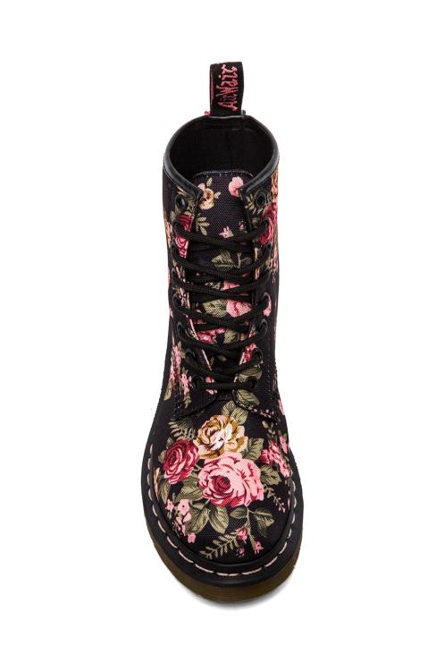 wantering-blog:  Battle Florals        Dr. Martens Floral Print Boot