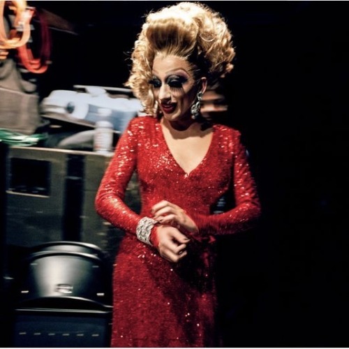 obscuredragreference: drag queens + red