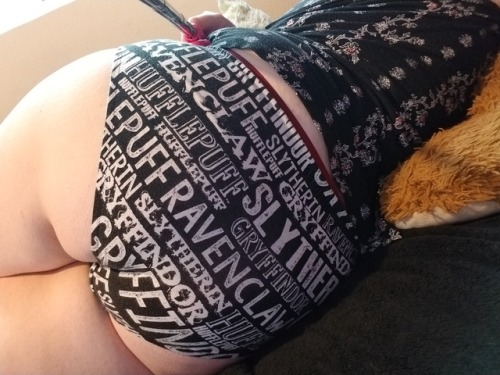 kiink:  since I can’t take cute boob pics bc sunburn, have my cute Harry Potter bum. 😍