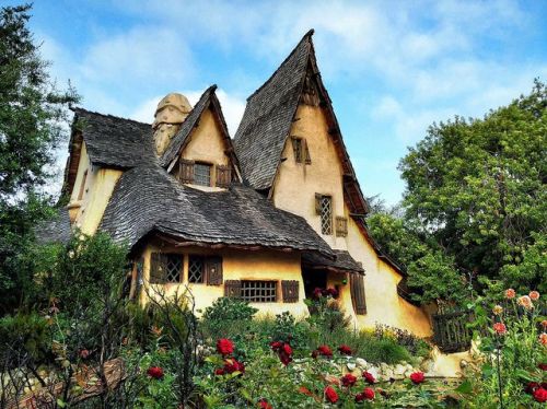 basquiatbabe420: voiceofnature: The Witch’s House in Beverly Hills, built in 1921.  @