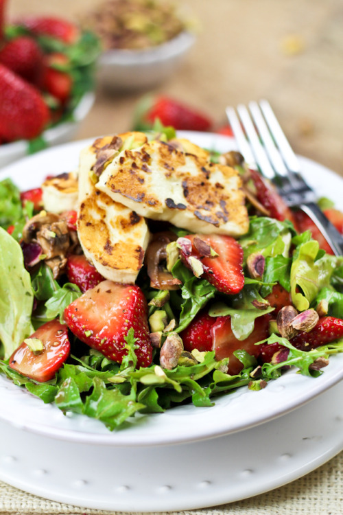 gastrogirl:  strawberry and arugula salad with grilled halloumi cheese.