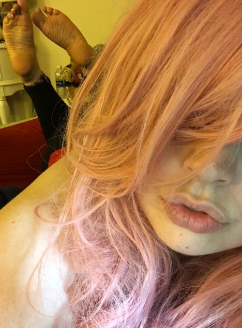 thefjqueen:You guys seem to like these pink hair feet selfies ^.^