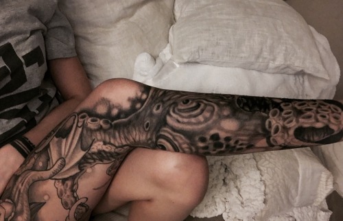 tattoome:  Tattoo artist IG: @myroninlife @vibewithmee Octopus x Mermaid 
