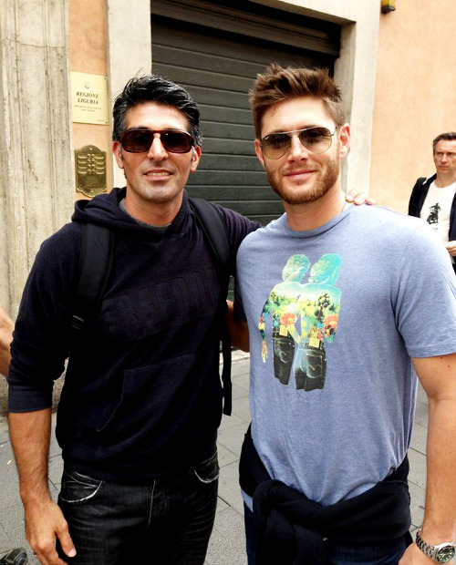 potc:
“ Jensen with a fan in Rome [x]
”