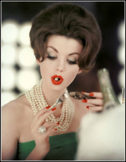 fawnvelveteen:Dorothea McGowan wearing pearls from Imperial Pearl, photo by Karen Radkai, Vogue, September 1960