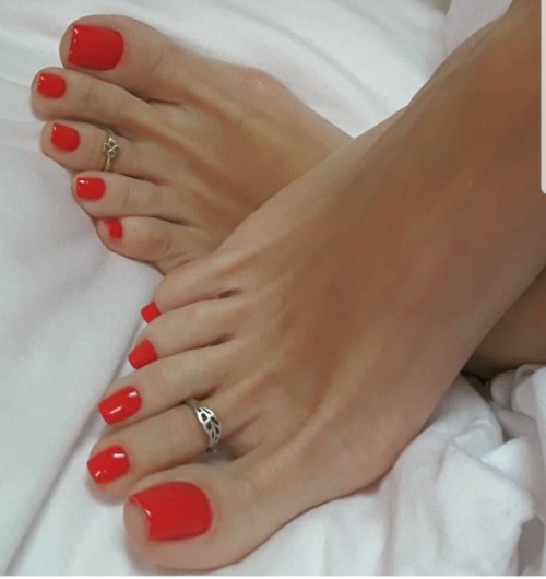 crazysexytoes:Beautiful long toes.