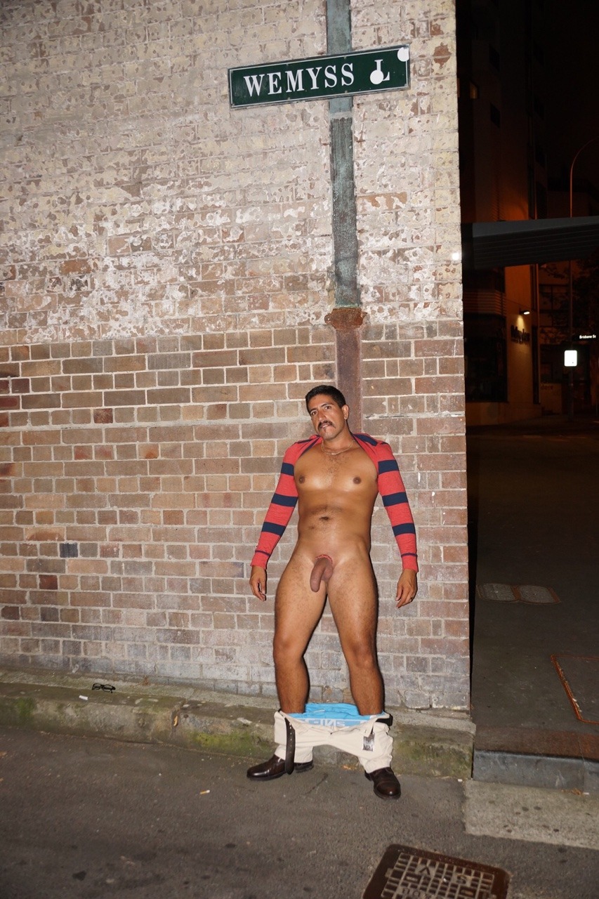 sebastianrio:  Naked around #Sydney.