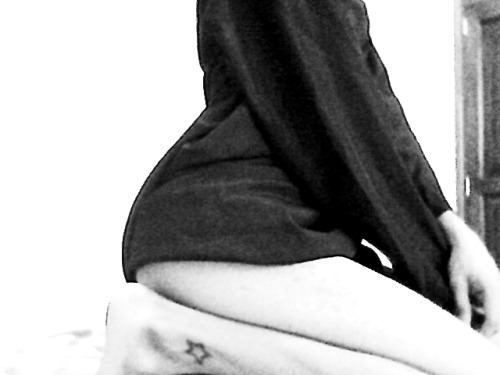caperuputa:  Y que te parece si me haces una propuesta indecente , quiero escuchar decir tu repertorio de palabras mas sucias, quiero escucharte decir cuanto te encanta mi cuerpo y todo lo que quisieras hacer , dime que en un baño o en un lugar publico