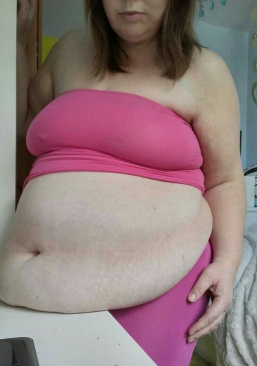 lovemlarge:  Such an incredible sexy belly 😙