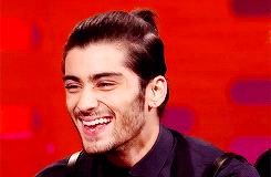 zayncangetsome:One Direction Review Tweets Reacting to Zayn’s Hair - The Graham Norton Show on BBC A