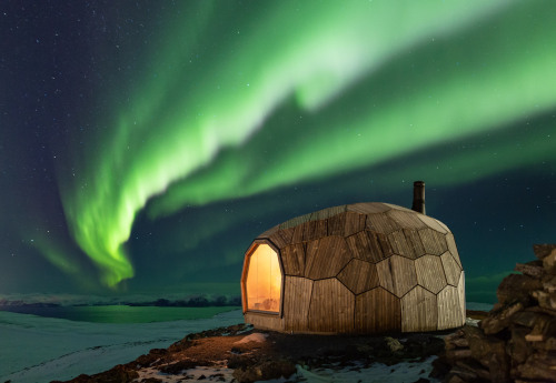 Good wood - I can almost feel the blissful calm under the northern lights. Spinn Arkitekter designed