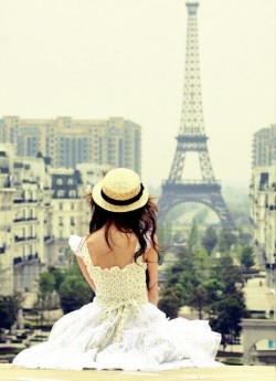 streamy-dream:  Cute girl in paris on We Heart It.