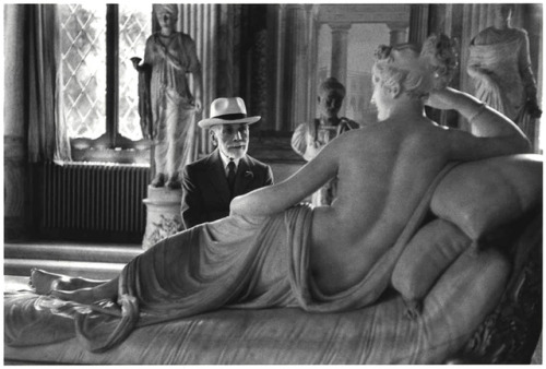 Art expert Bernard Berenson (at the age of 90) admiring Antonio Canova&rsquo;s Paulina Bonaparte