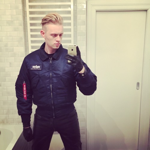 glovefuckforever: ALPHA GUY IN GLOVES