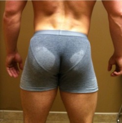 mysweatylockerroom:  http://mysweatylockerroom.tumblr.com/ 