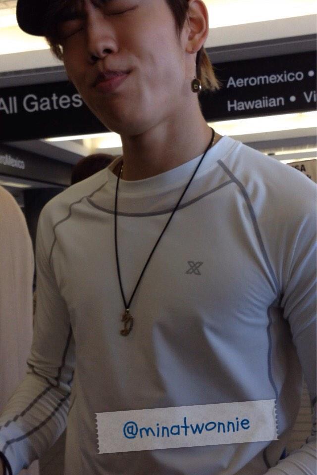 hoyaholic-noona:  141029 A lucky fan’s encounter with the most amazing DW @ LAX