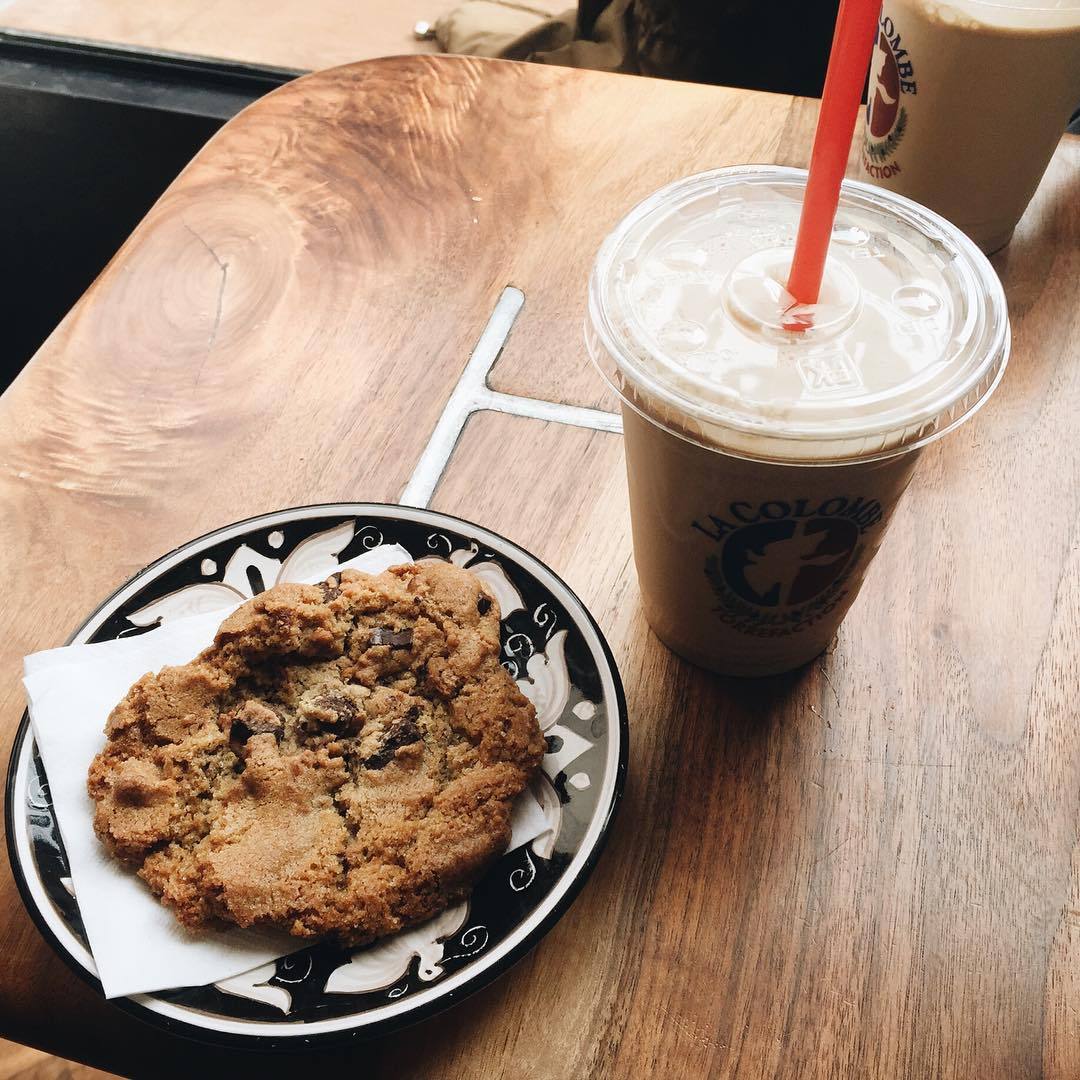 lawyeringinlilly:  blackcoffee-andredlipstick:  Cookies and draft lattes cause treat