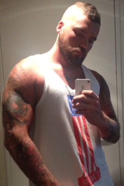 realmenstink: dippinfan:    BEEFY , TATTED