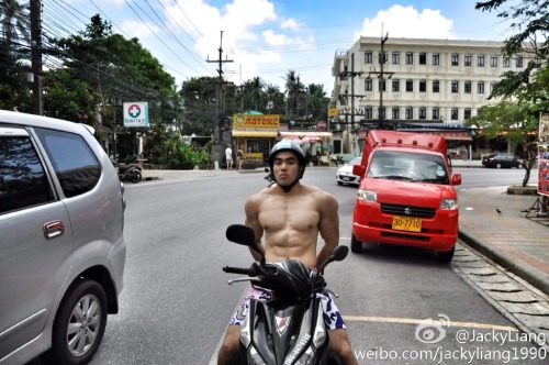 wankojoker:  いっぱい食べて、大きくなってね。アソコが。アソコがかいっ！！ｗ2015年6月26日WANKO WORKS  Muscular, sexy, and dam handsome looking man.  WOOF