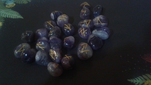 sirensstormsong: Alright guys.. I need help with runes! I have a beautiful carved amethyst set that&