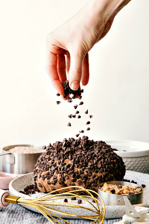 sweetoothgirl:    BROWNIE BATTER CHEESECAKE BALL  