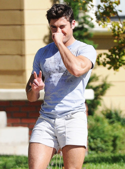 zacefronsbf:    Zac Efron on the set of â€œNeighbors