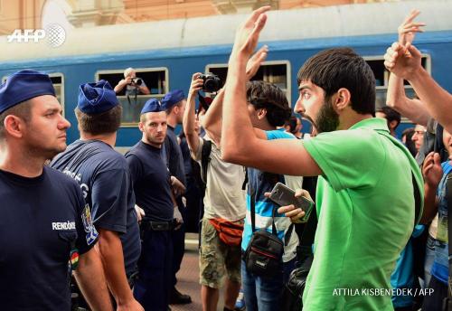 afp-photo:  HUNGARY, Budapest : Migrants protest at the Eastern (Keleti) railway  station of Budapest on September 1, 2015, during the evacuation of the  railway station by local police. Budapest’s main international railway  station ordered an evacuation